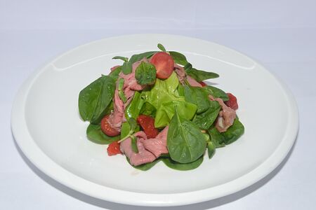 Салат с ростбифом и вялеными томатами