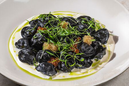 Щучьи пельмени в сливочно- угольном соусе с икрой