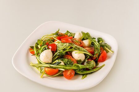 Салат с рукколой и моцареллой