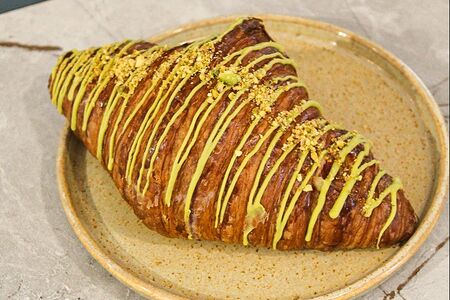 Круассан Фисташка-клубника