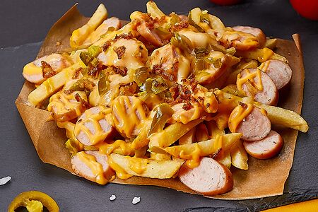 Картофель фри с колбаской, сыром и халапеньо