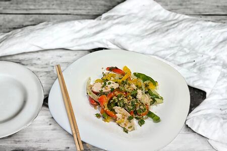 Салат с курицей и маринованным перцем