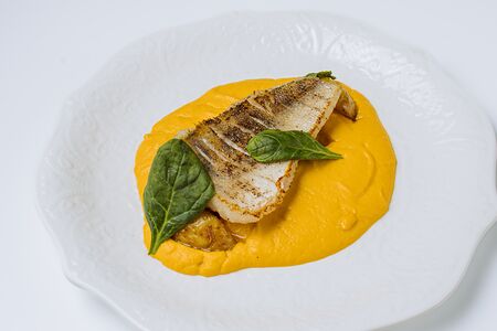 Филе судака с пюре из корнеплодов