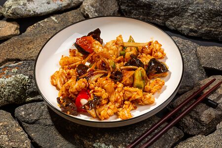 Жареный кальмар с овощами