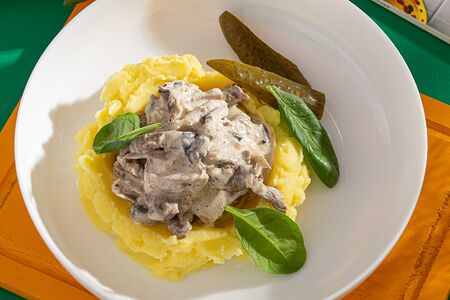 Бефстроганов с картофельным пюре