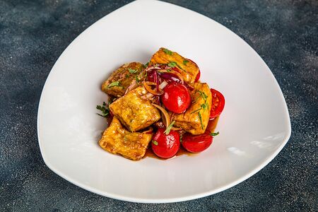 Теплый салат из баклажанов с помидорами