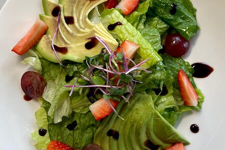 Салат с авокадо и клубникой