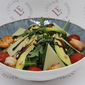 Салат с рукколой и креветками