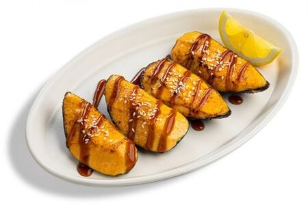 Запеченные мидии под острым соусом спайси