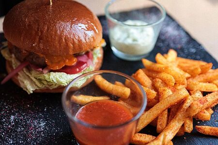 Фирменный бургер с сочной котлетой из вырезки говядины