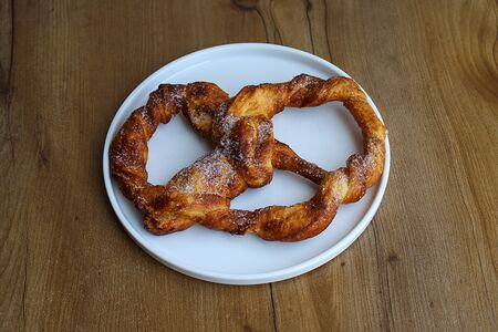 Крендель с сахаром и корицей