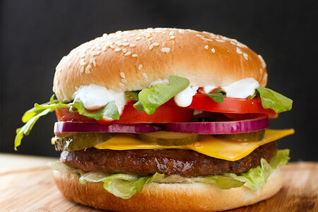 Чизбургер и картофель фри