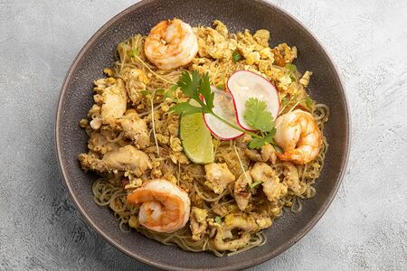 Лапша Фунчоза с карри, креветками и курицей