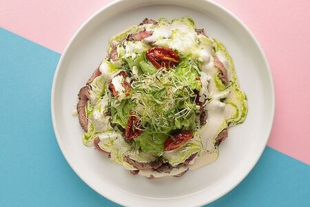 Ростбиф с ростками сои, вялеными томатами и соусом тоннато