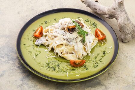 Феттуччине с курицей и грибами