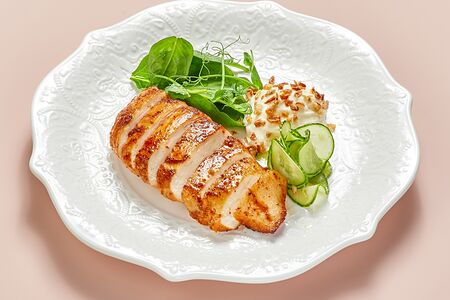 Цыплёнок гриль с огуречным салатом