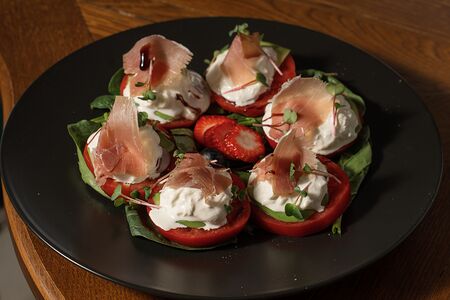 Салат Капрезе со страчателлой, авокадо и прошутто