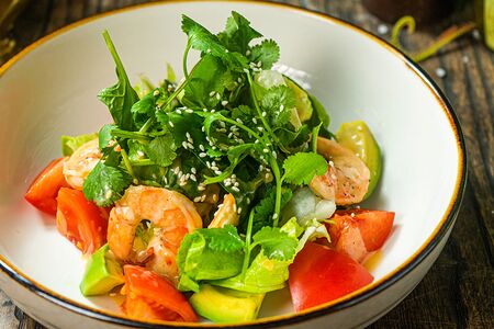 Салат с обжаренными креветками, авокадо и томатами