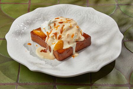 Бриошь с сырным кремом и апельсиновой карамелью