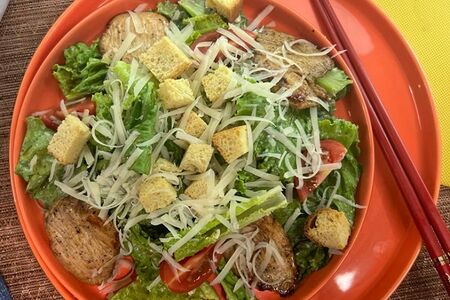 Салат Цезарь с курицей