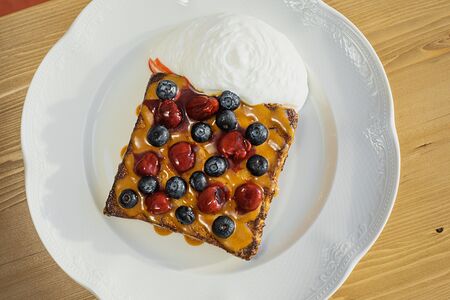 Французский тост с голубикой