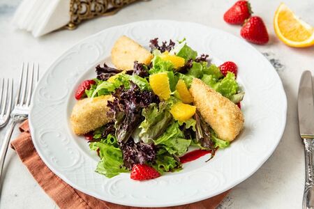 Салатъ съ жаренымъ сыромъ