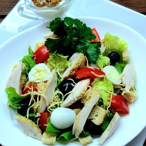 Салат Цезарь с курицей