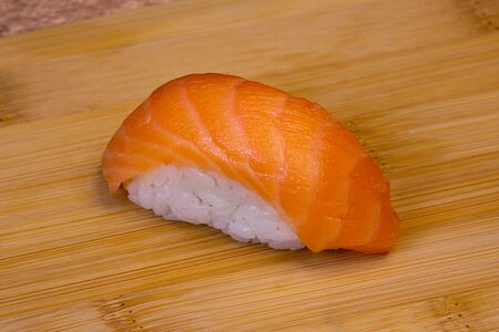 Суши лосось