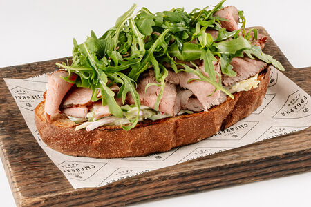 Брускетта с ростбифом