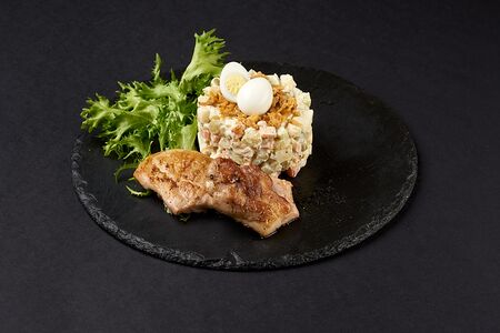 Салат Оливье с цыпленком гриль и перепилиным яйцом