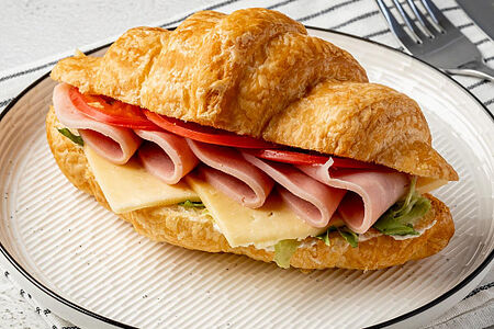 Круассан с ветчиной, томатом и сыром