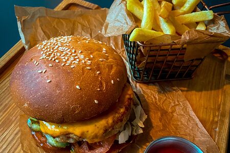 Бургер с индейкой и ананасовым BBQ