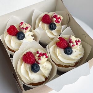 Набор из 4 капкейков с сердечком, малиной и голубикой