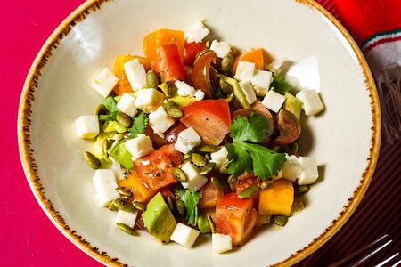 Салат из томатов и авокадо