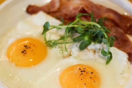 Глазунья с беконом