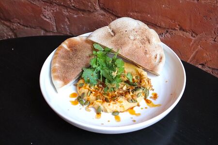 Классический хумус с питой и цветной капустой в темпуре