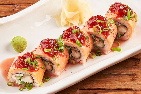 Запечённый ролл с лососем, креветкой темпура и томатный джемом