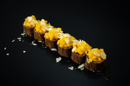 Сладкий ролл с манго