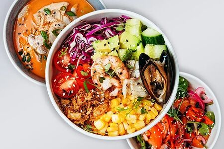 Том кха, поке с морепродуктами, салат синдзяньский тигр