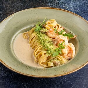 Паста фетучини с креветками и кальмаром в сливочном соусе