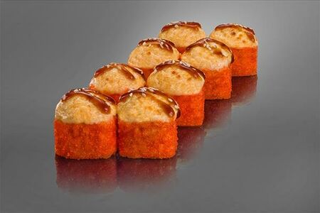 Запеченный ролл с лососем, креветкой темпура под сыром