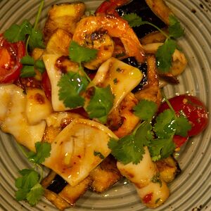 Теплый салат с хрустящим баклажаном, кальмаром и креветкой