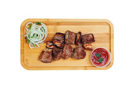 Шашлык из говядины с соусом и маринованным луком