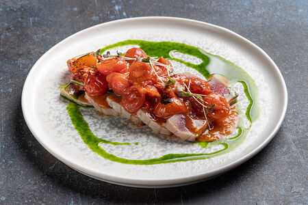 Стейк из спинки тунца с брокколини и чатни из томатов