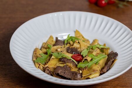 Паста страчи с говядиной, вареньем из черного перца и рукколой