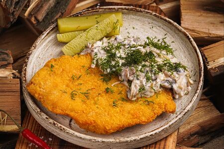 Шницель с жульеном и маринованным огурцом