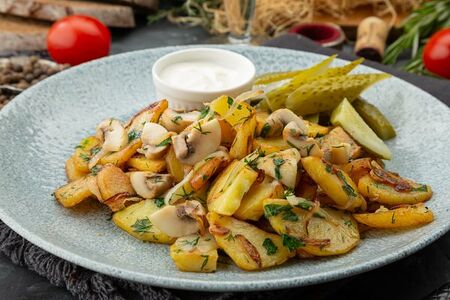 Жареный картофель с грибами