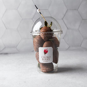 Стакан клубники в шоколаде