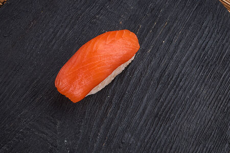 Суши с лососем