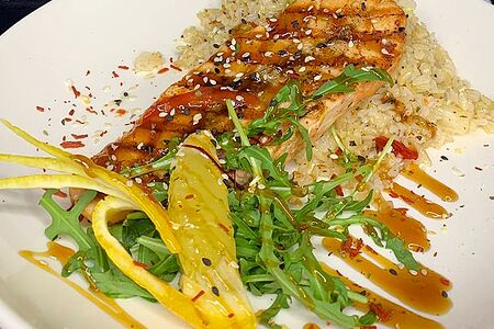 Филе лосося с бурым рисом